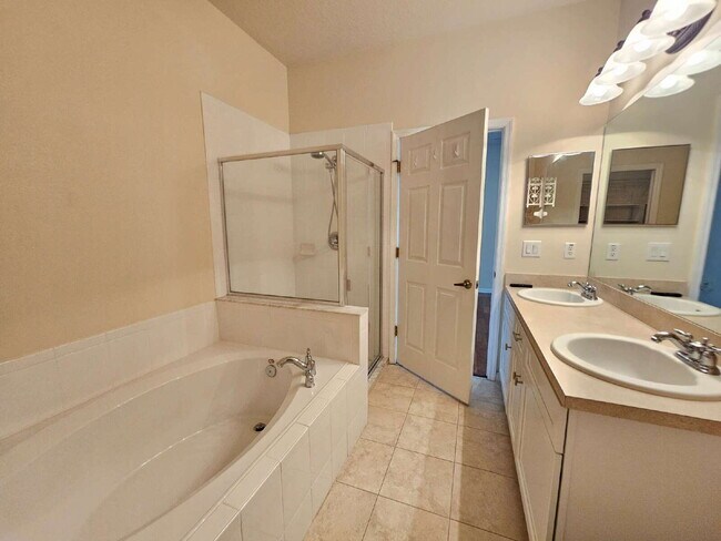 Building Photo - Large Melbourne Townhome