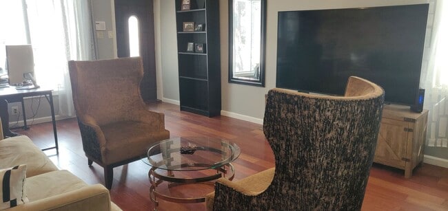 Building Photo - Chamring 2-Bedroom Locust Point Townhome w/ Deck