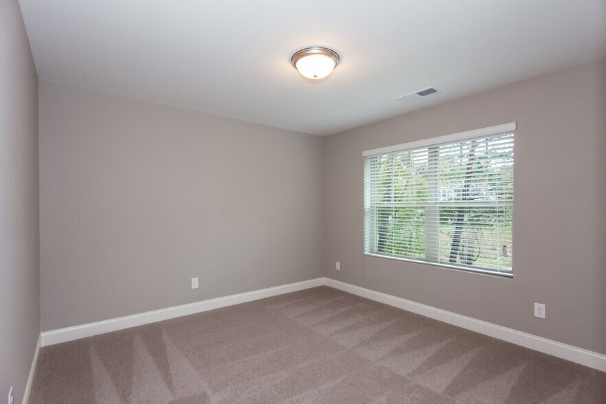 Building Photo - 421 Breezewood Dr
