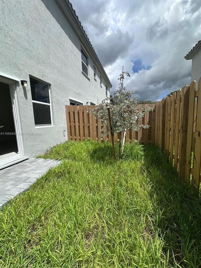 Building Photo - 1183 NW 1st Ter