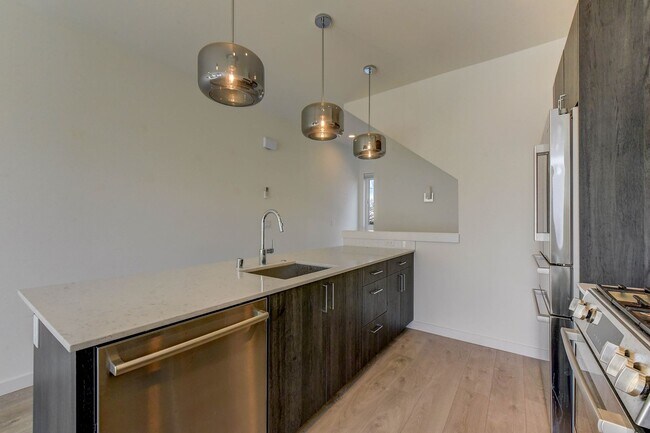 Building Photo - Terrific Townhome