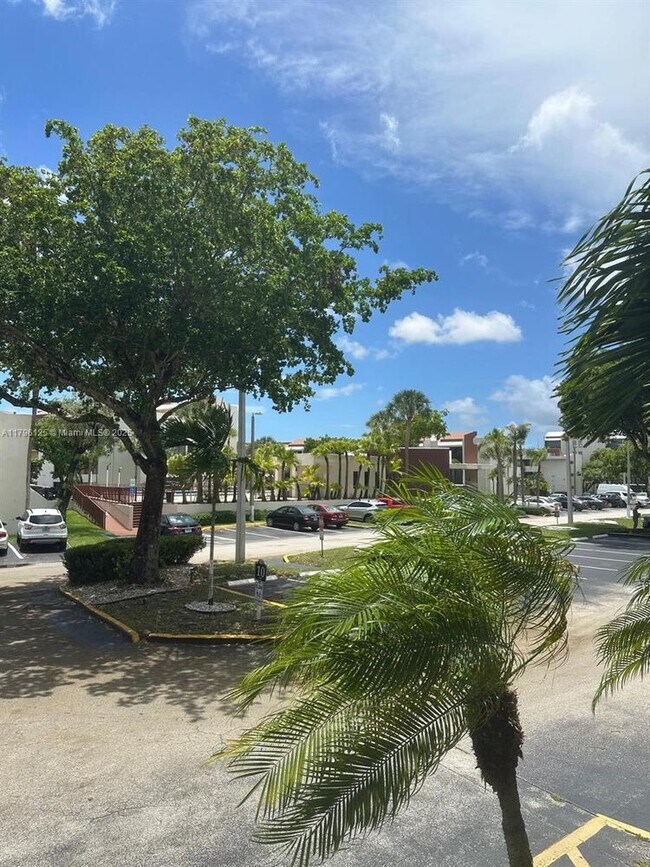 Building Photo - 8870 Fontainebleau Blvd