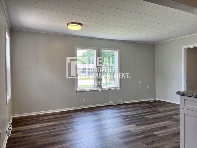 Building Photo - AVAILABLE NOW!! 3 Bedroom Home with Huge Y...