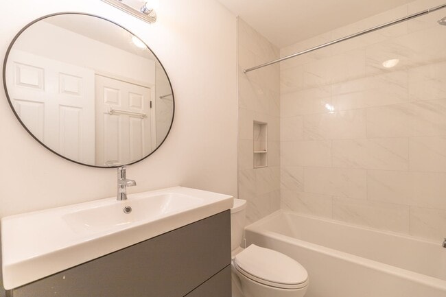 Building Photo - Beautifully Renovated 2 Bed, 2 Bath Coloni...