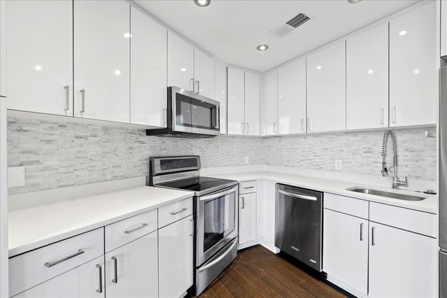 Building Photo - Experience Luxury Living in the Heart of C...