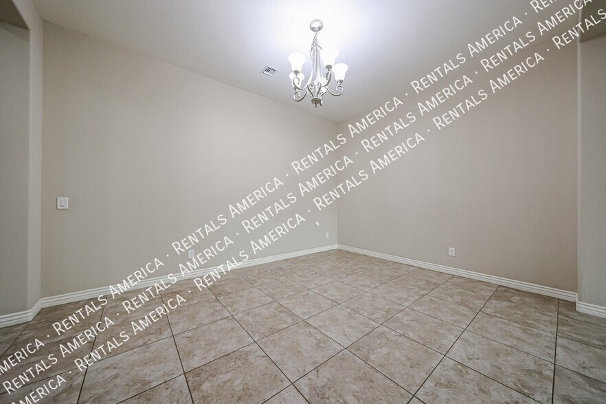 Building Photo - 3375 E Balsam Dr