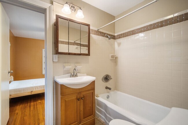 Building Photo - Spacious 2-Bedroom Home with Front Porch, ...