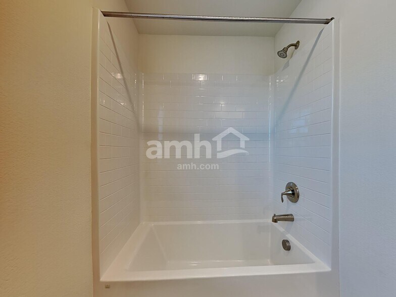 Building Photo - 1501 Garden Swing Ave