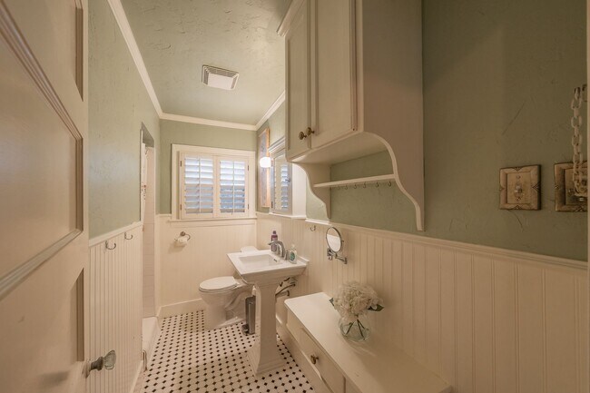 Building Photo - 2157 W Lotus Ave
