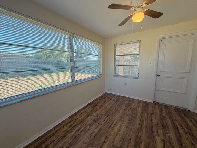 Building Photo - New Port Richey Home with Cozy 970 Sq Ft Layout!