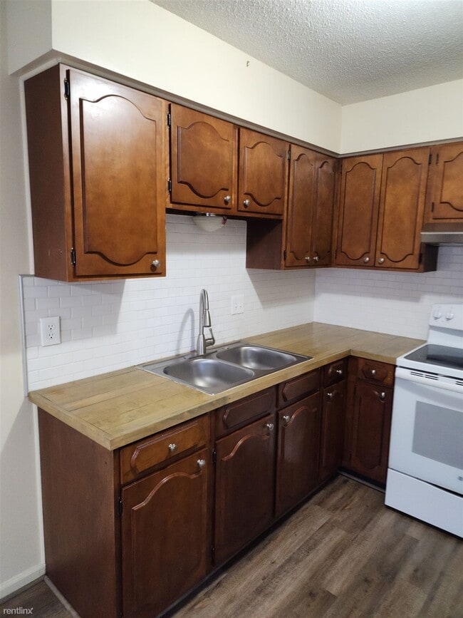 Building Photo - 3 br, 1.5 bath Duplex - 8 Hawthorne Place 10