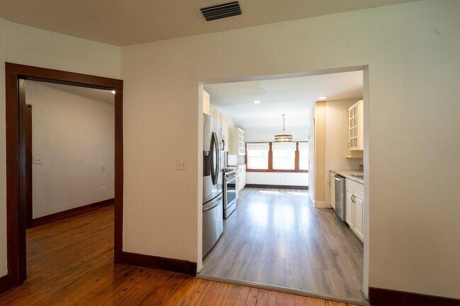 Building Photo - 23 Hope St