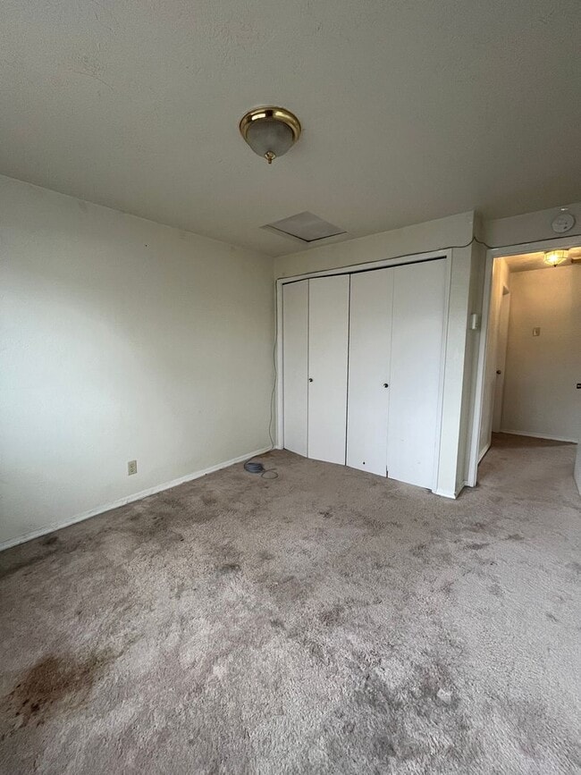 Building Photo - 3-Bedroom 1 1/2 Bathroom Condo in West Eugene