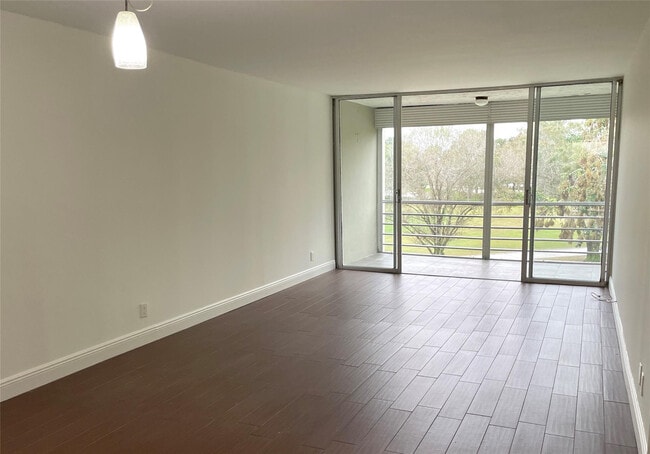 Building Photo - 9411 Evergreen Pl