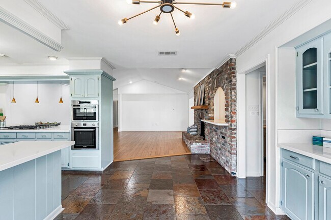 Building Photo - 4204 Pine Park Dr
