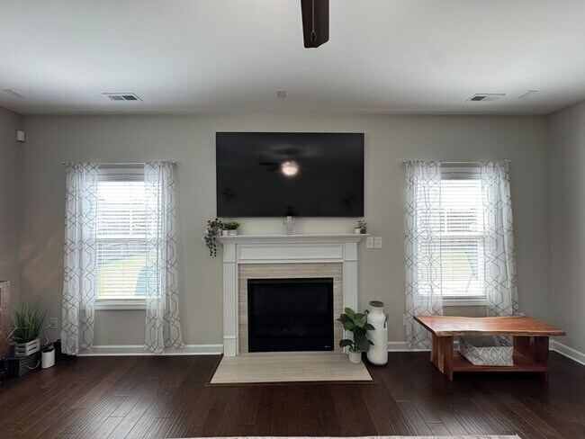 Building Photo - Gorgeous 4 Bed 2.5 Bath Home with Fenced Backyard