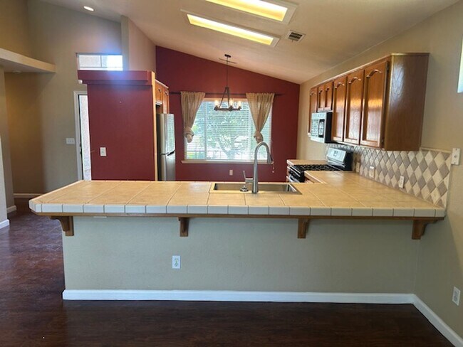 Building Photo - Beautiful 3 Bedroom 2 Bathroom in Farmersville!!