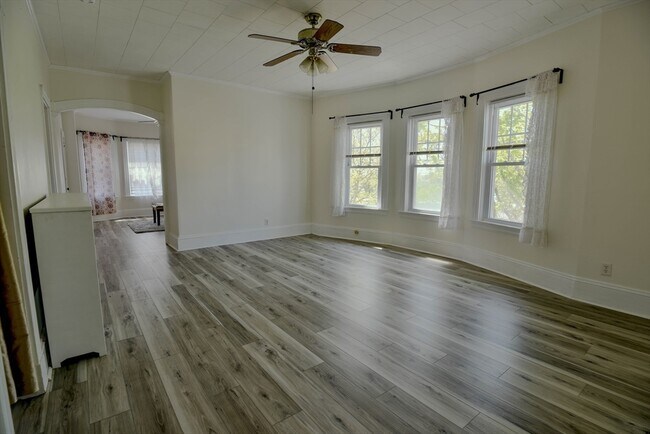 Building Photo - 407-409-409 Bolton St