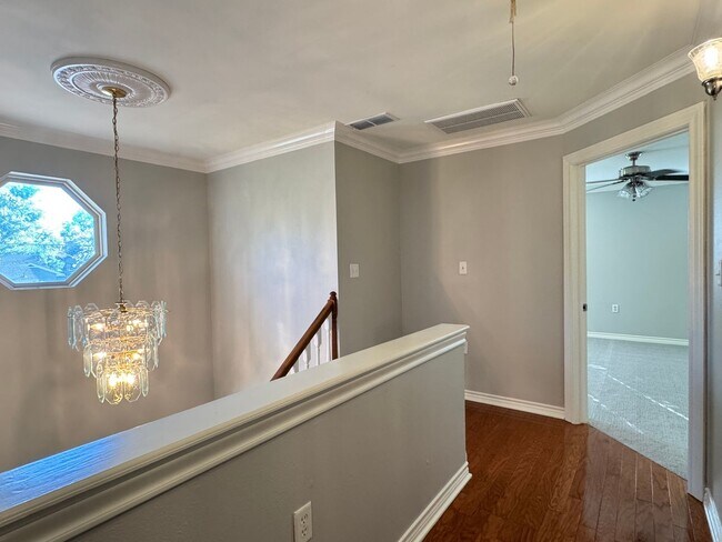 Building Photo - 627 W 2nd St