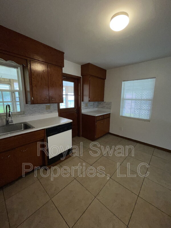 Building Photo - 1047 Pineview Pl