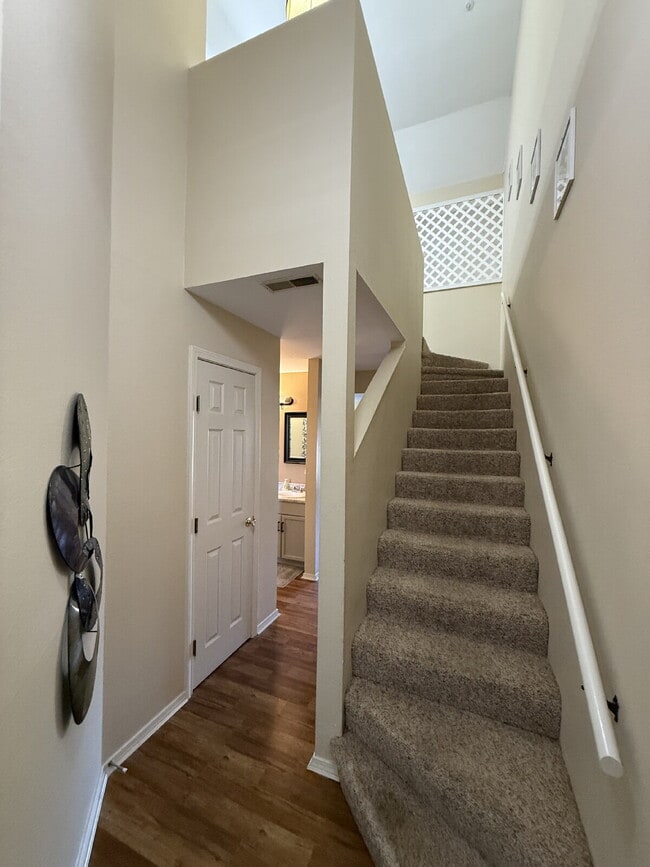 Building Photo - Penthouse Fully Furnished - Lakeview 2 Bedroom Condo