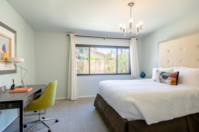 Building Photo - Luxury Mid Century Oasis in Palm Springs