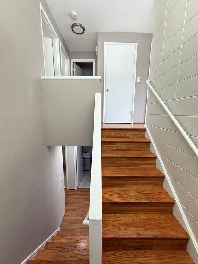Building Photo - 3-Bedroom North Green Lake Townhouse-Style...