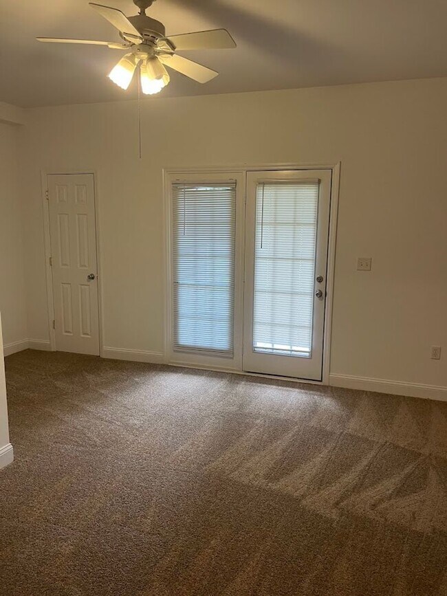 Building Photo - Available now. 3BR/3.5 BA Townhome in Ashl...