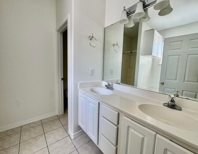 Building Photo - 418 White Heron Dr