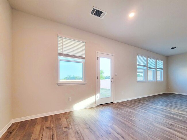 Building Photo - 120 Longmount Cv