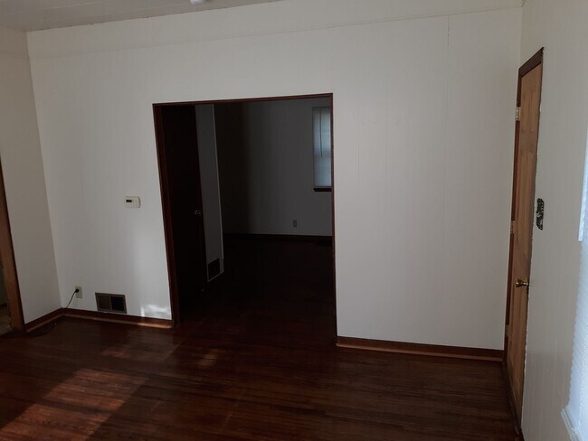 Building Photo - 2 Bedroom House, W/D, Fenced Yard, Porch, ...