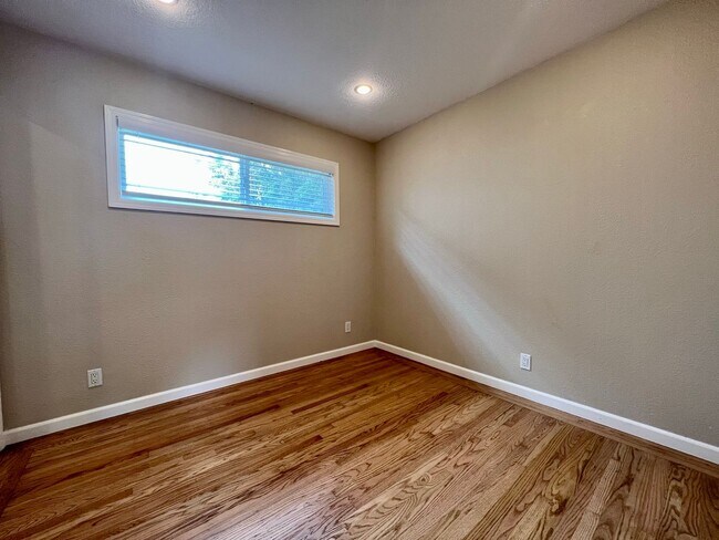 Building Photo - Spacious 4-Bed / 2-Bath Rancher near Linda Mar Beach