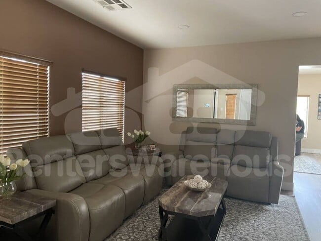 Building Photo - 2328 W Skinner Dr