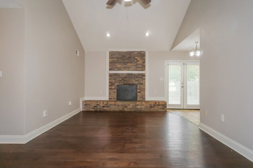 Building Photo - 732 Charter Oak Dr