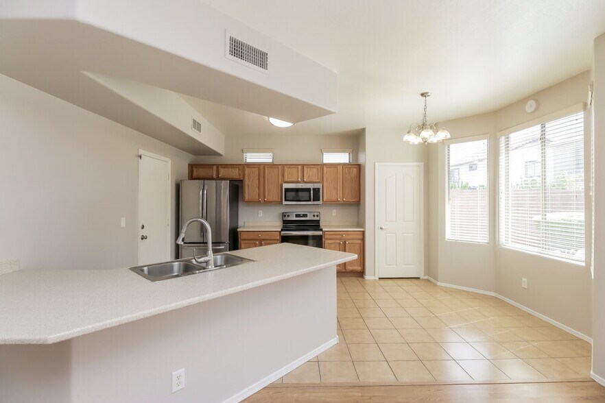 Building Photo - 9917 E Edgewood Ave