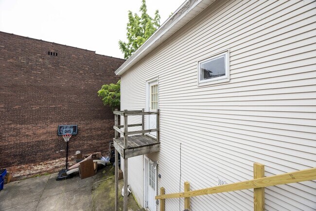 Building Photo - 2061 Random Rd