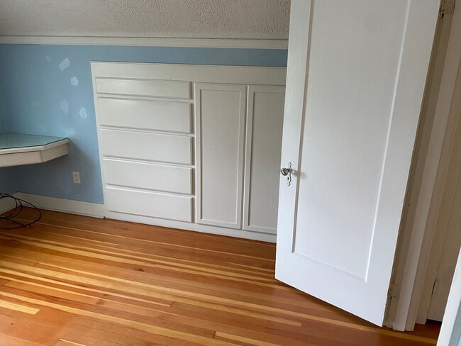 Building Photo - Arbor Lodge Bungalow!