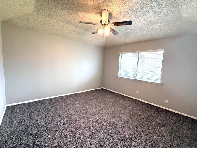 Building Photo - 1021-1023 Vera Court