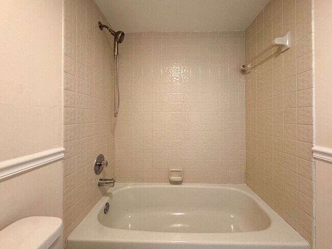 Building Photo - Newly Remodeled 2 bedroom 2.5 bath near Millenia Mall