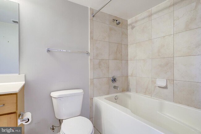 Building Photo - 2220 Fairfax Dr