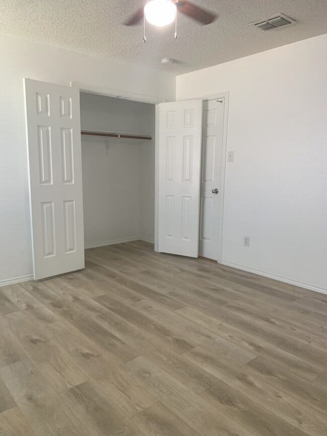 Building Photo - 714 Kinston Ct