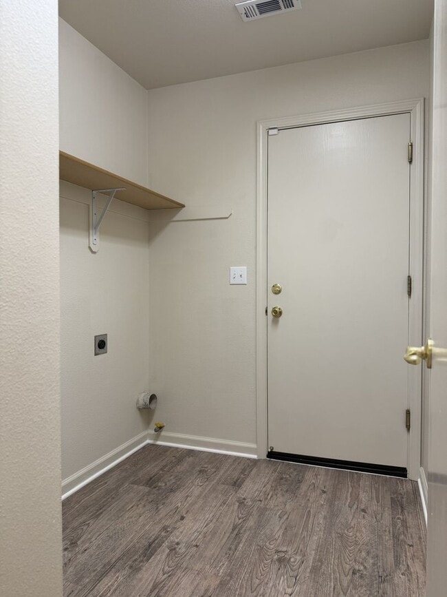 Building Photo - Available Now! Spacious home located in North Merced