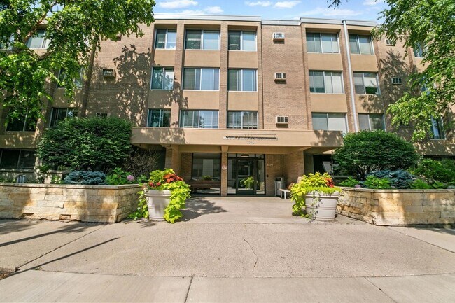 Building Photo - 1770 Bryant Ave S