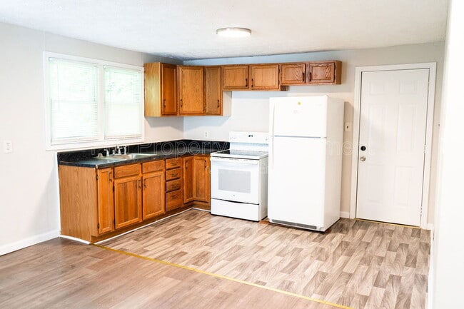 Building Photo - 1136 Valley Dr SW