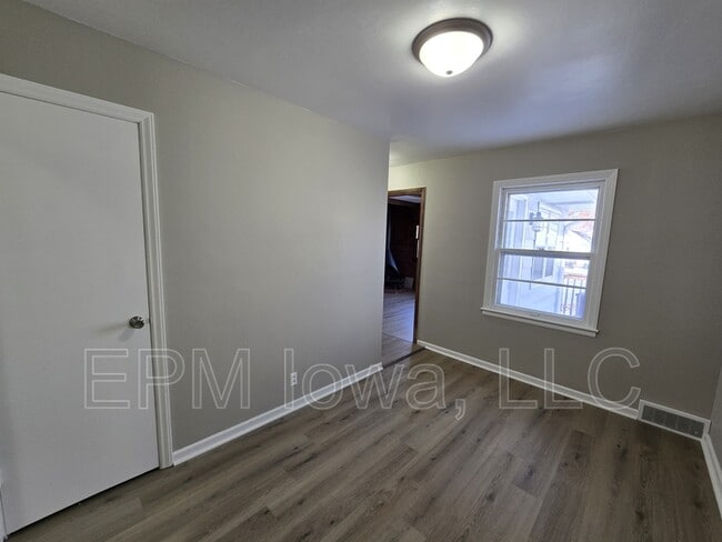 Building Photo - 1147 Bourland Ave