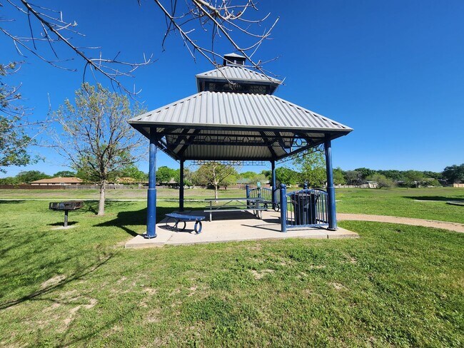 Building Photo - Large Fenced in Backyard in NBISD /Walk to Kraft Park /  Fridge Included  / Pet Friendly / Off Co...