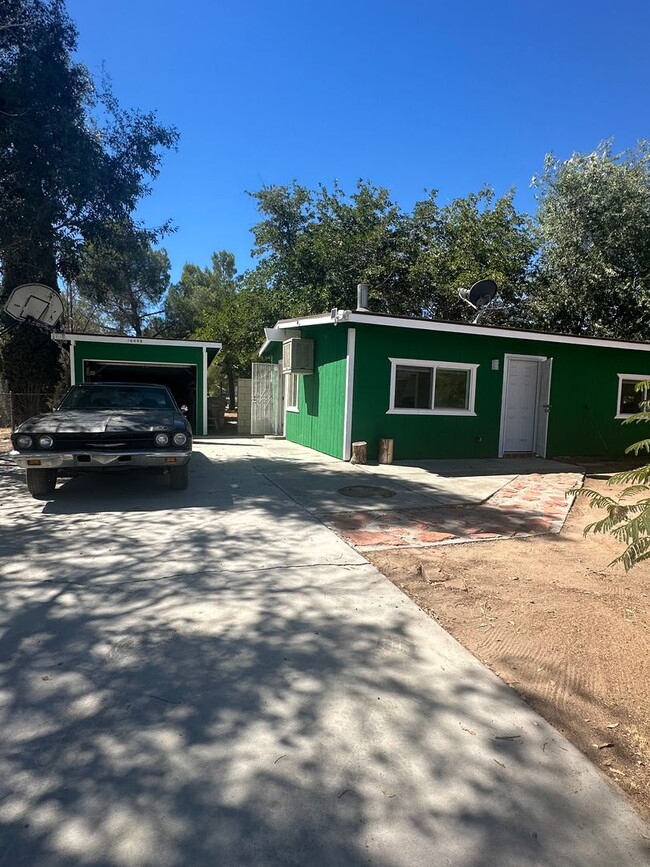 Building Photo - SUPER CUTE 2 BEDROOM HESPERIA HOUSE