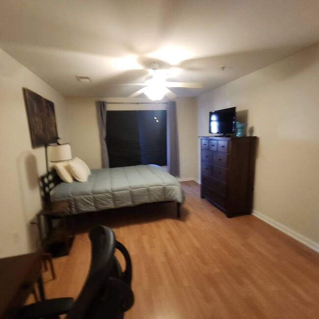 Building Photo - FURNISHED 2 Bedroom, 2 Bath Condo Off of F...