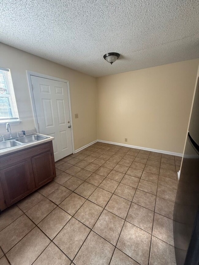 Building Photo - Affordable Townhome with Free Rent