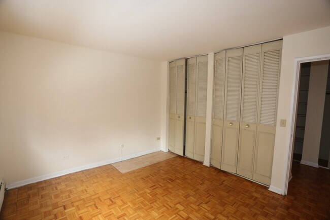 Building Photo - 513 W Briar Pl